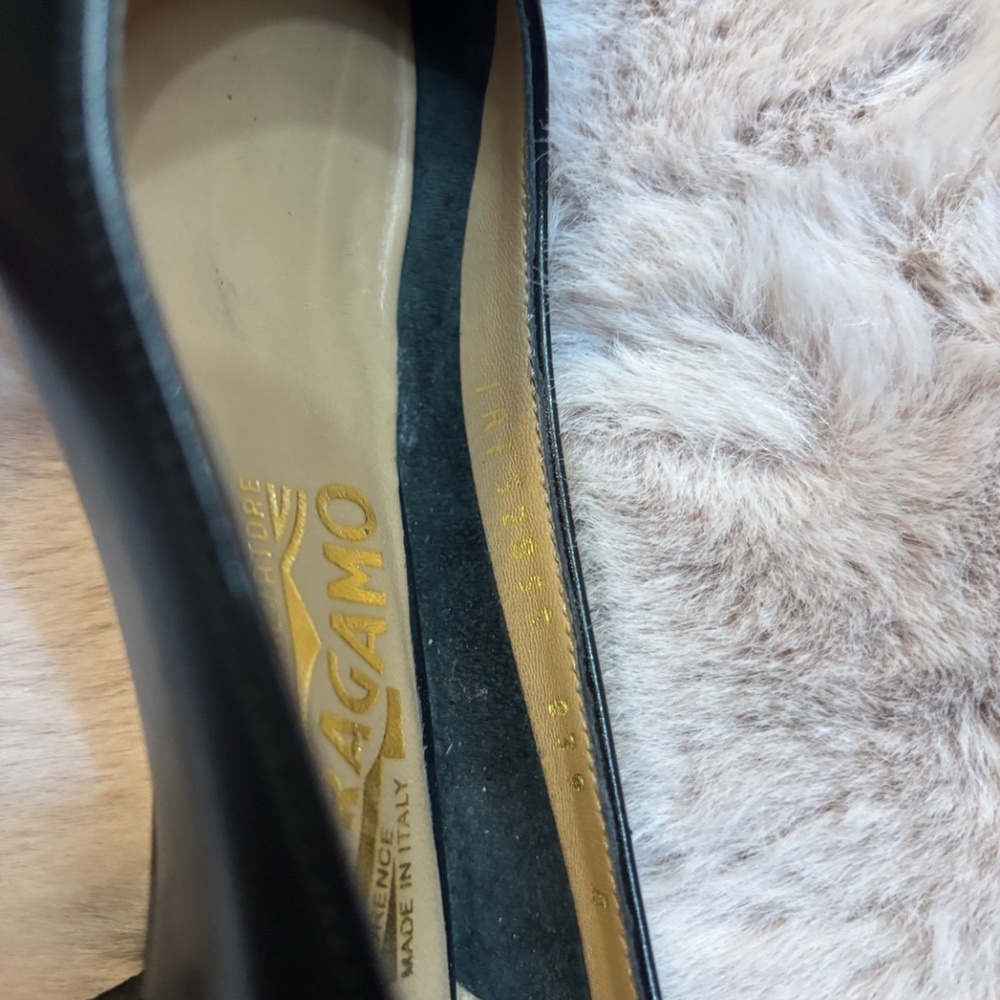 FERRAGAMO Women’s Vara Leather Pumps Sz 4 B Black/Gold - Picture 4 of 9